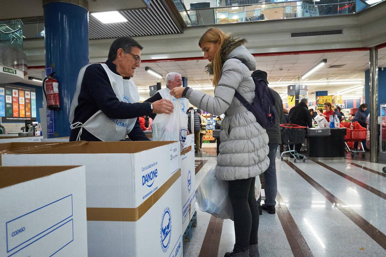 La campaña prenavideña que promueve cada año el Banco de Alimentos de Gipuzkoa apuesta por superar hoy y mañana los 650.000 kilos