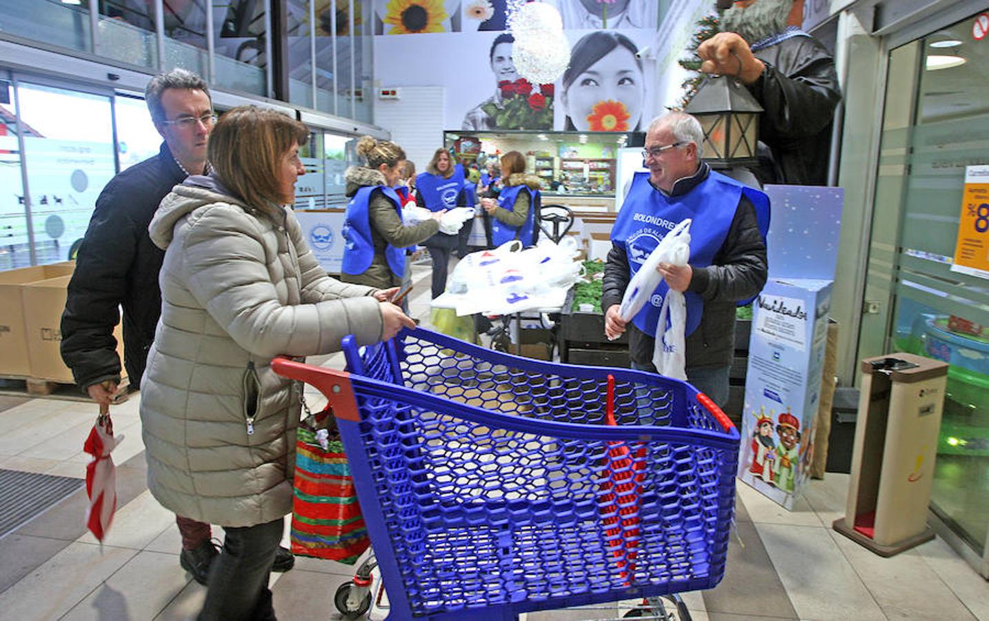 La campaña prenavideña que promueve cada año el Banco de Alimentos de Gipuzkoa apuesta por superar hoy y mañana los 650.000 kilos