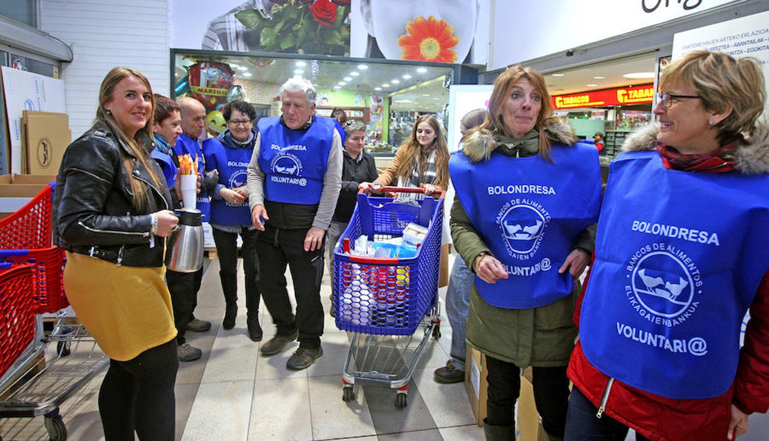 La campaña prenavideña que promueve cada año el Banco de Alimentos de Gipuzkoa apuesta por superar hoy y mañana los 650.000 kilos