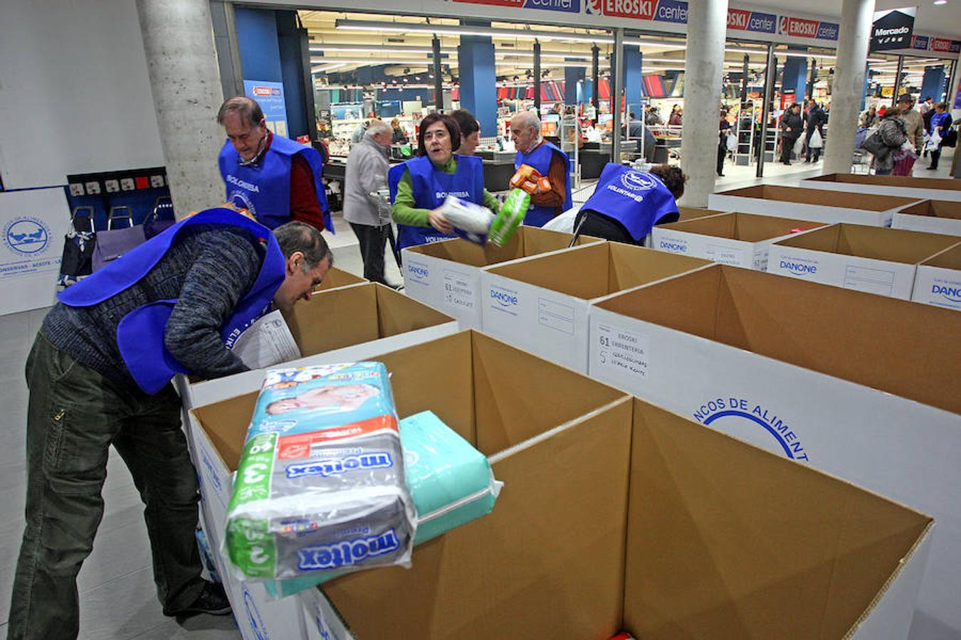 La campaña prenavideña que promueve cada año el Banco de Alimentos de Gipuzkoa apuesta por superar hoy y mañana los 650.000 kilos