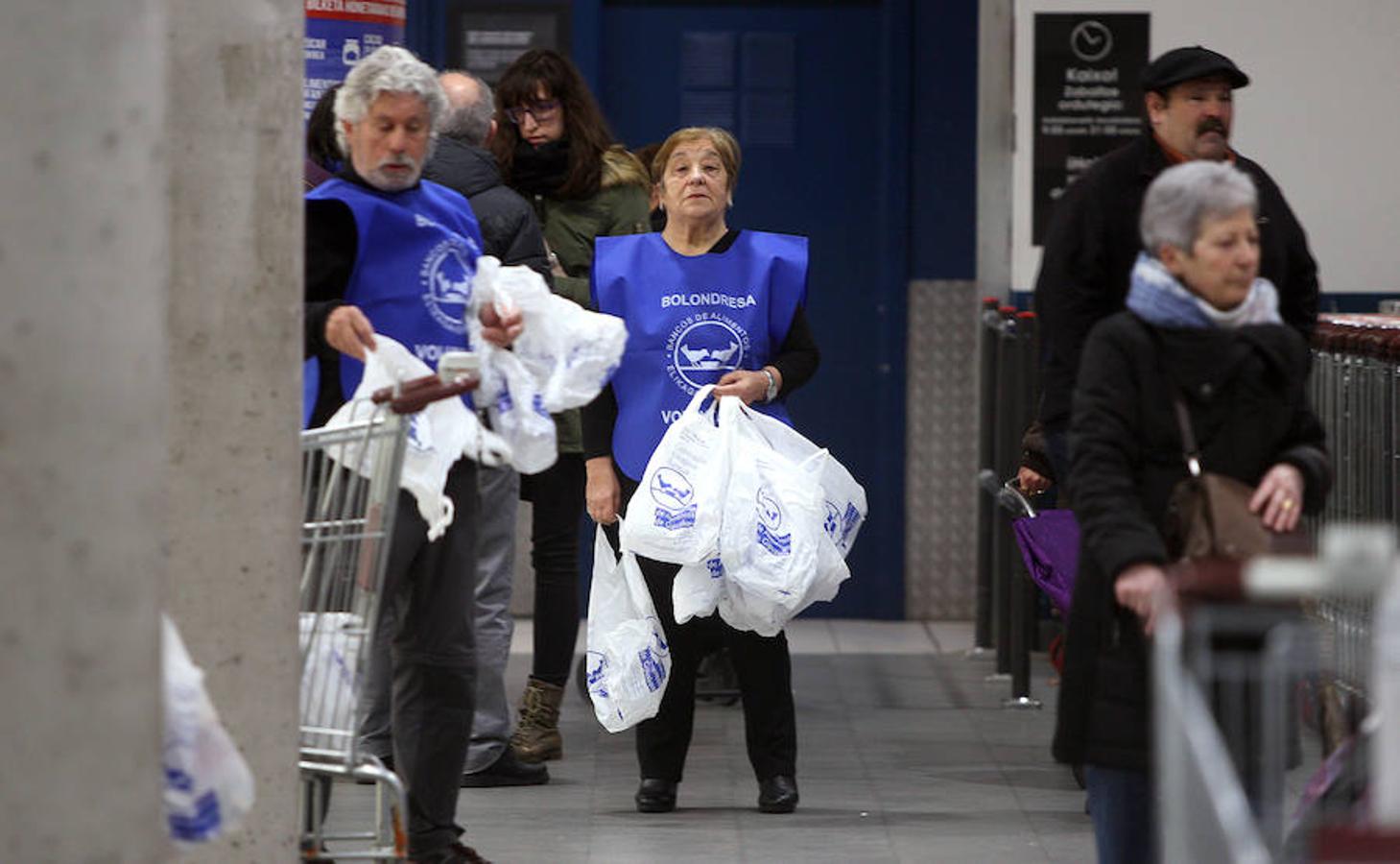 La campaña prenavideña que promueve cada año el Banco de Alimentos de Gipuzkoa apuesta por superar hoy y mañana los 650.000 kilos