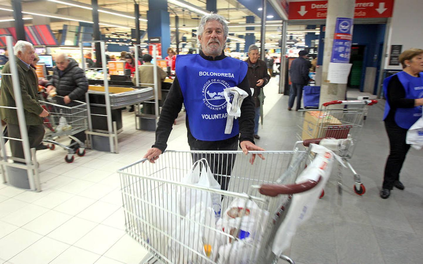 La campaña prenavideña que promueve cada año el Banco de Alimentos de Gipuzkoa apuesta por superar hoy y mañana los 650.000 kilos