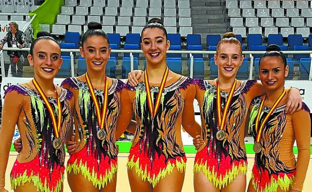 Las gimnastas de ambas categorías posan con las medallas y copas obtenidas en las competiciones de Alicante.