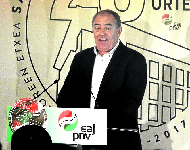 l presidente del EBB del PNV, Andoni Ortuzar, ha abierto este viernes por la noche las puertas de Sabin Etxea a la ciudadanía vasca en la conmemoración del 25 aniversario de su sede en Bilbao con una recepción a la sociedad. 