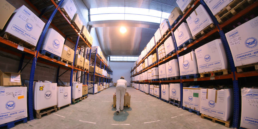 La Gran Recogida del Banco de Alimentos ya está llenando el almacén que tiene la asociación en Oiartzun.