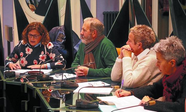 Pleno. Arantxa González tomó la palabra para explicar el convenio del ayuntamiento con Aquarbe. 