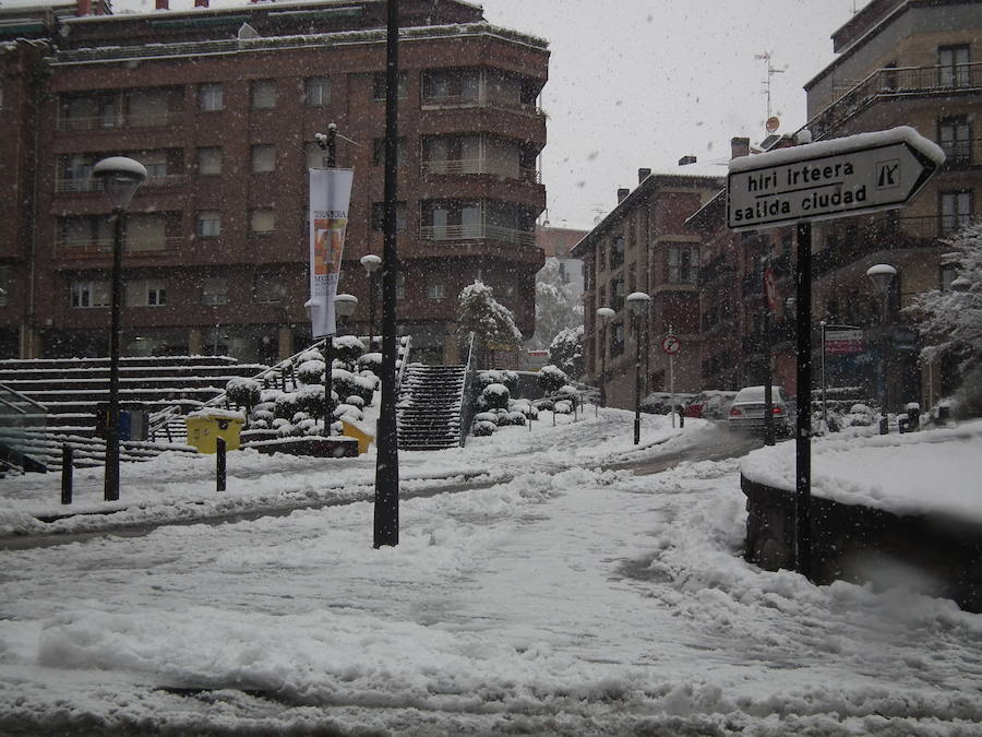 Los montes y calles de Urretxu y Zumarraga se encuentran cubiertas de nieve, lo que ha dificultado la circulación. 