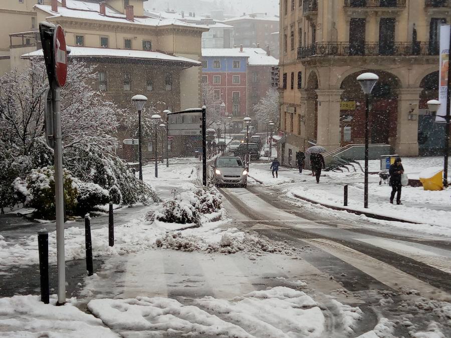 Los montes y calles de Urretxu y Zumarraga se encuentran cubiertas de nieve, lo que ha dificultado la circulación. 
