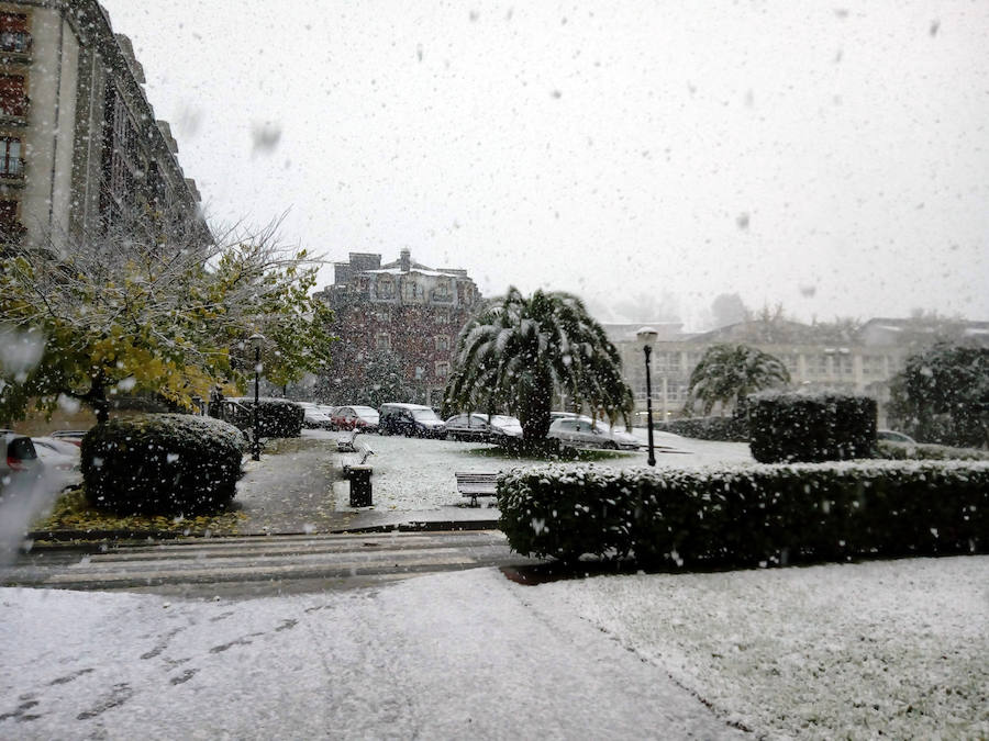 Los montes y calles de Urretxu y Zumarraga se encuentran cubiertas de nieve, lo que ha dificultado la circulación. 