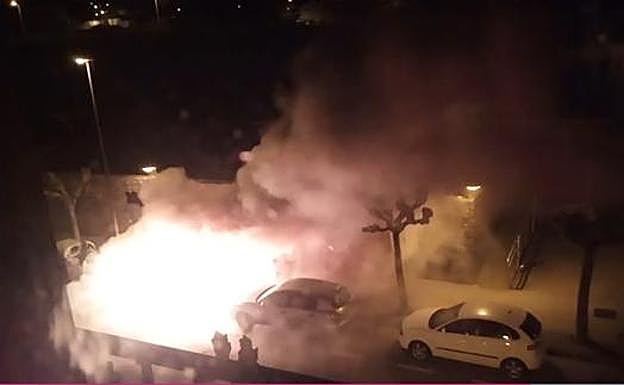 Contenedores en llamas el pasado mes de febrero en Aretxabaleta.