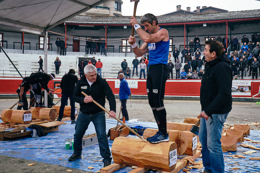 Xabier Orbegozo 'Arria V' y Xabier Zaldua 'Gurrutxazpi' se han medido este domingo en una apuesta combinada de diez kanaerdikos y diez kilómetros corriendo, a las 12.00 horas en la plaza de toros de Azpeitia. En juego, 4.000 euros por cada parte. El primero ha terminado la prueba en un tiempo de 01:04:23, y ha sacado una entaja de casi cuatro minutos a Zaluda.i