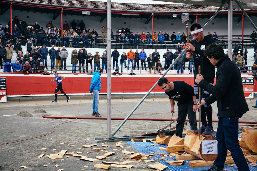 Xabier Orbegozo 'Arria V' y Xabier Zaldua 'Gurrutxazpi' se han medido este domingo en una apuesta combinada de diez kanaerdikos y diez kilómetros corriendo, a las 12.00 horas en la plaza de toros de Azpeitia. En juego, 4.000 euros por cada parte. El primero ha terminado la prueba en un tiempo de 01:04:23, y ha sacado una entaja de casi cuatro minutos a Zaluda.i