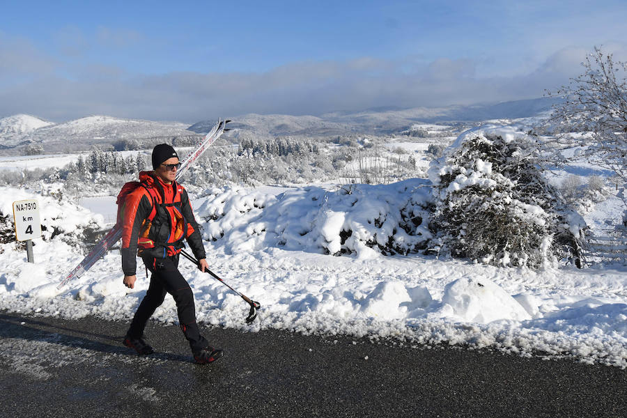 La nieve ha dejado este domingo bellas estampas invernales y familiares en la zona de Aralar, Baraibar y Lekunberri.