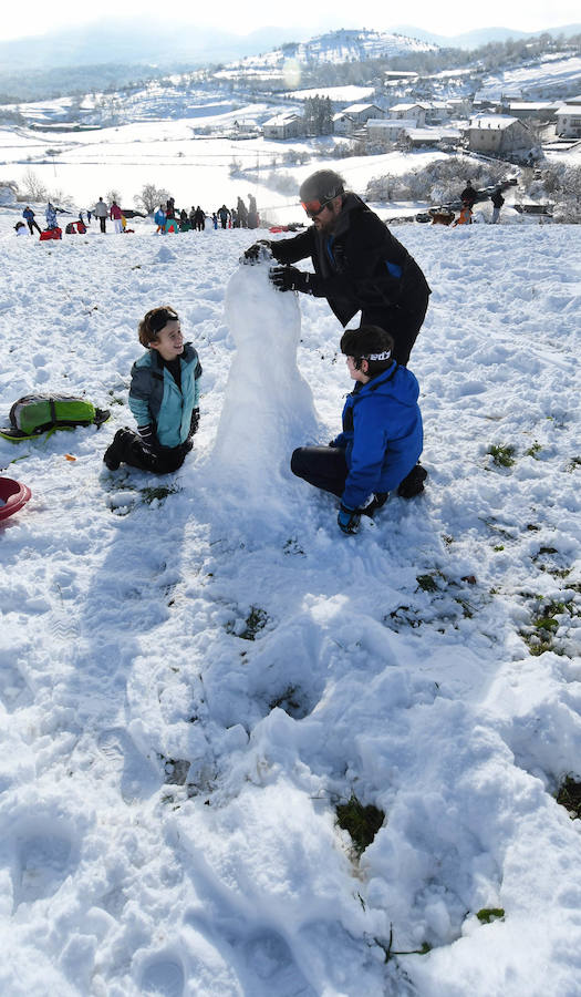 La nieve ha dejado este domingo bellas estampas invernales y familiares en la zona de Aralar, Baraibar y Lekunberri.
