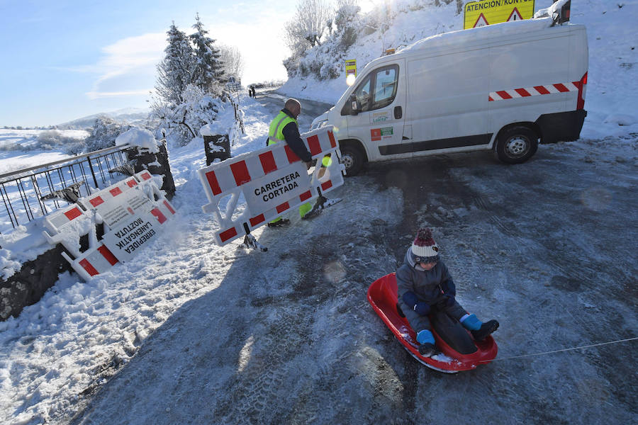 La nieve ha dejado este domingo bellas estampas invernales y familiares en la zona de Aralar, Baraibar y Lekunberri.