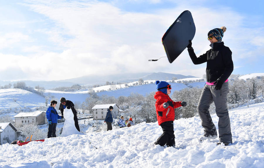 La nieve ha dejado este domingo bellas estampas invernales y familiares en la zona de Aralar, Baraibar y Lekunberri.