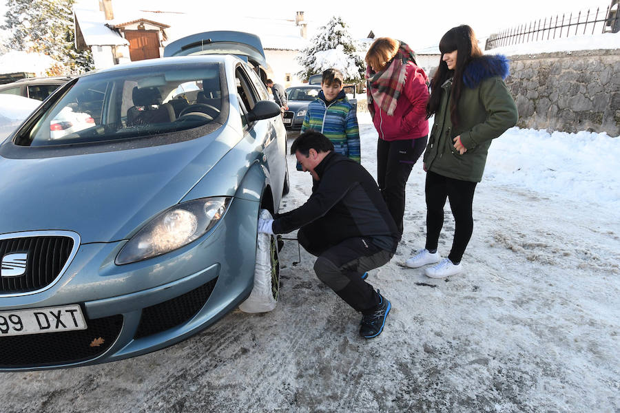 La nieve ha dejado este domingo bellas estampas invernales y familiares en la zona de Aralar, Baraibar y Lekunberri.