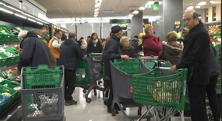 Gran cantidad de clientes han acudido al Mercadona de San Sebastián hoy, día de su inauguración.