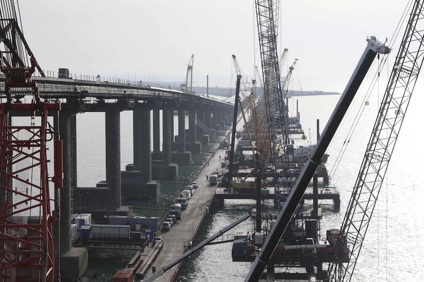  Con el objetivo ce conectar el continente ruso con la península de Crimea, así se están llevando a cabo las obras de un puente de carretera en el estrecho de Kerch (Crimea)