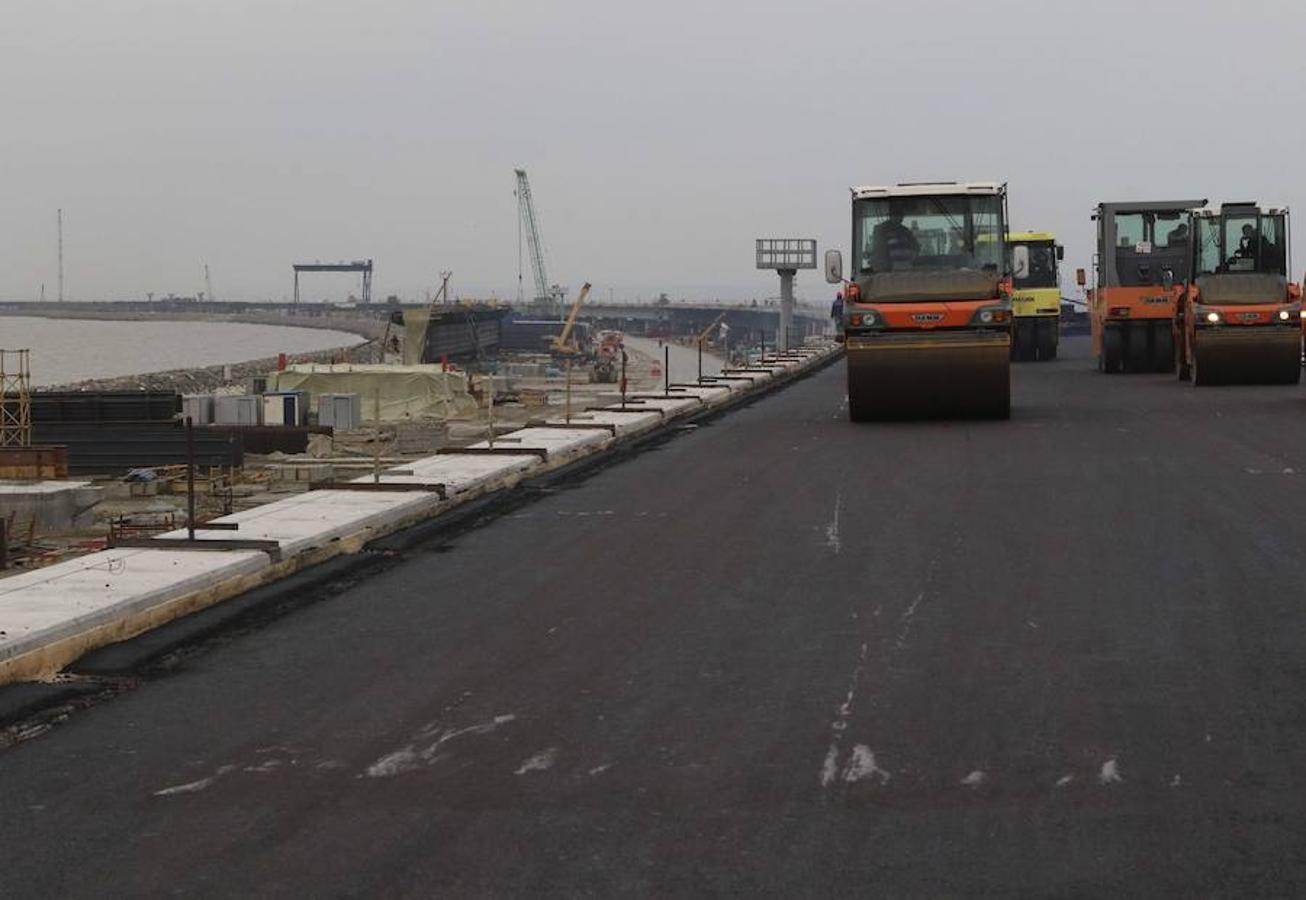  Con el objetivo ce conectar el continente ruso con la península de Crimea, así se están llevando a cabo las obras de un puente de carretera en el estrecho de Kerch (Crimea)