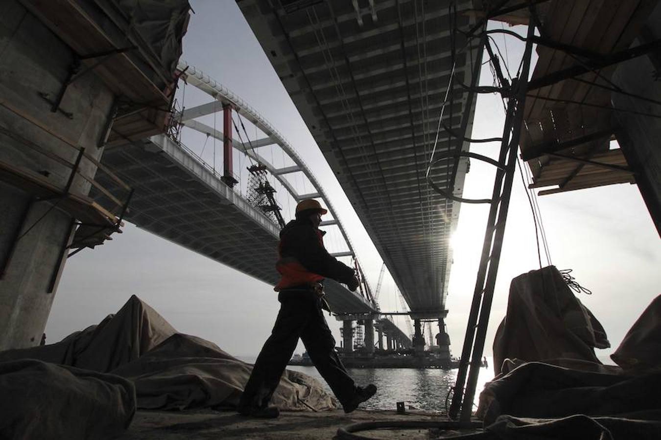  Con el objetivo ce conectar el continente ruso con la península de Crimea, así se están llevando a cabo las obras de un puente de carretera en el estrecho de Kerch (Crimea)