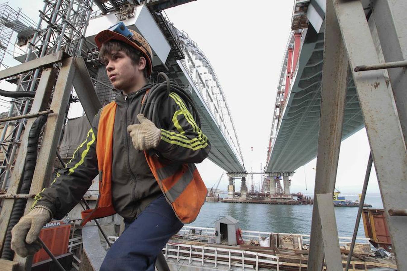  Con el objetivo ce conectar el continente ruso con la península de Crimea, así se están llevando a cabo las obras de un puente de carretera en el estrecho de Kerch (Crimea)