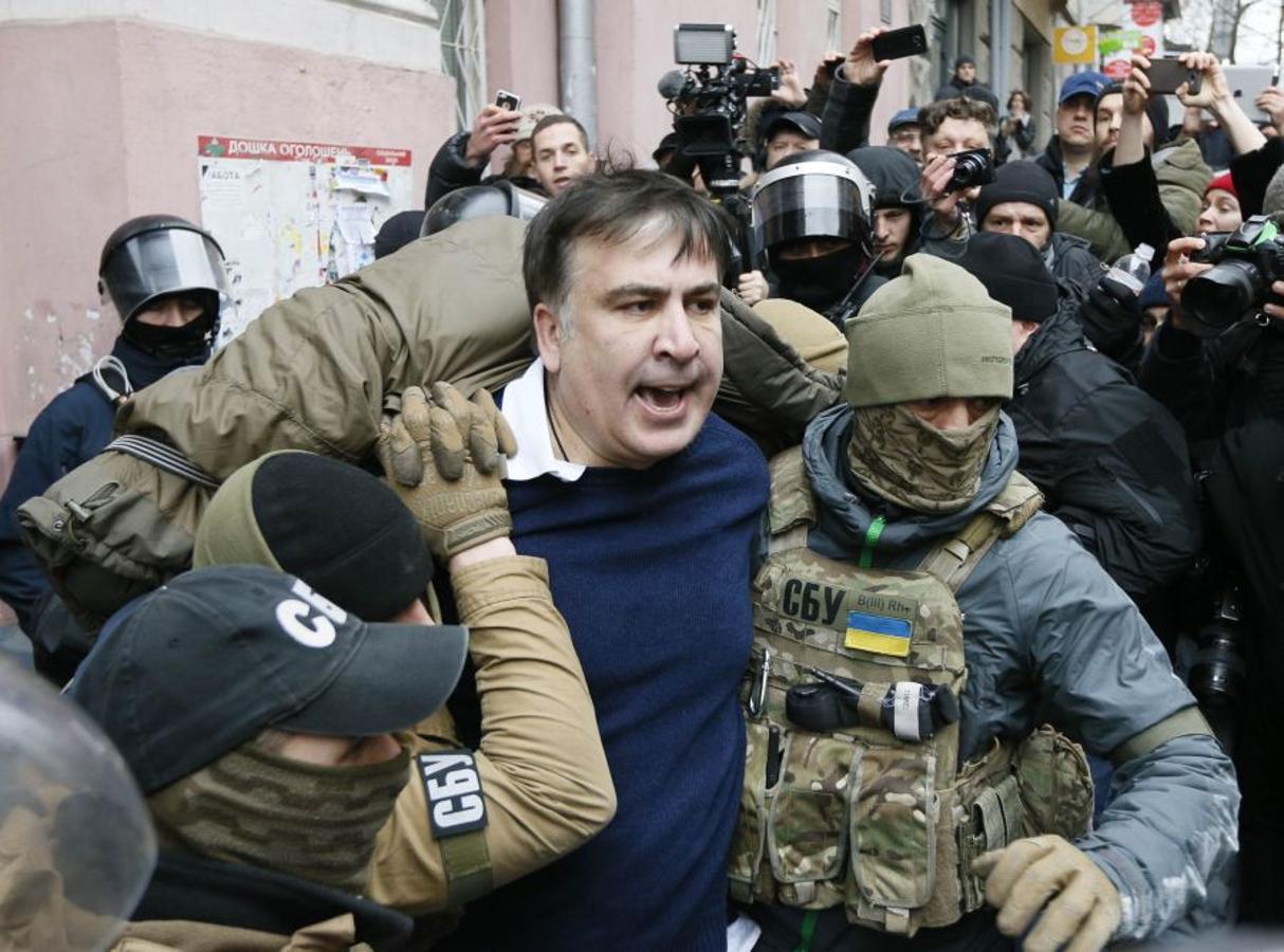 Saakashvili fue arrestado horas después de que la policía irrumpiera en su domicilio tras detener este lunes a varios altos cargos de su partido. Según uno de sus abogados, «es sospechoso de intentar derrocar al Gobierno».