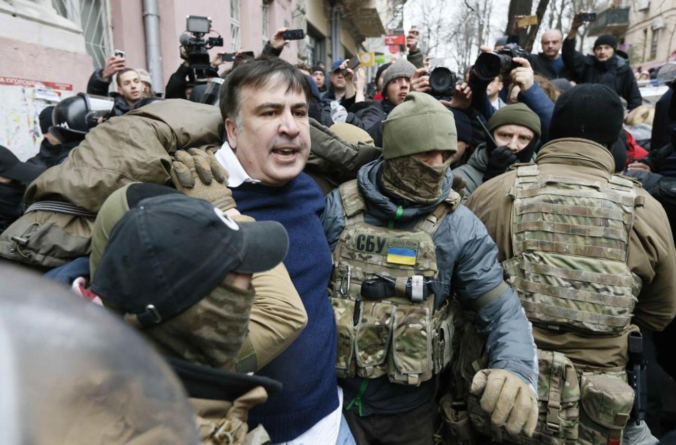 Saakashvili fue arrestado horas después de que la policía irrumpiera en su domicilio tras detener este lunes a varios altos cargos de su partido. Según uno de sus abogados, «es sospechoso de intentar derrocar al Gobierno».