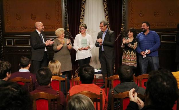 El presidente de Atzegi, Josean Idoeta, ha recogido el premio al Voluntariado de Gipuzkoa junto a las voluntarias Laura Paredes y Ainhoa Mitxelena. 