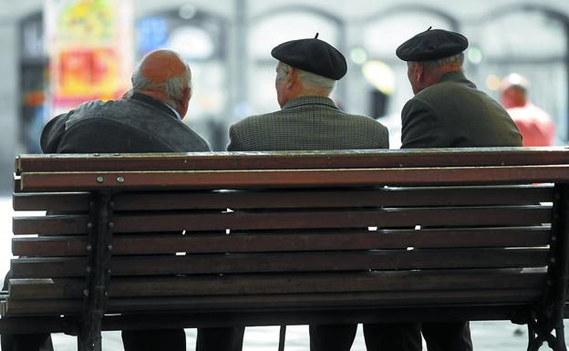 Jubilados en un parque. El envejecimiento es uno de los principales retos para España. 