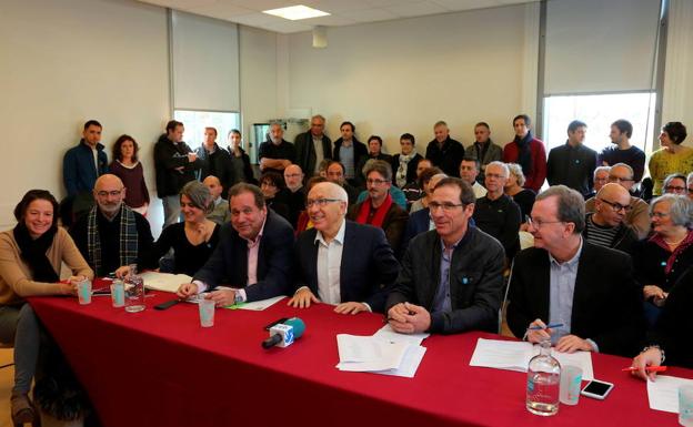 Rueda de prensa de alcaldes vascofranceses y 'artesanos de la paz' en Baiona.