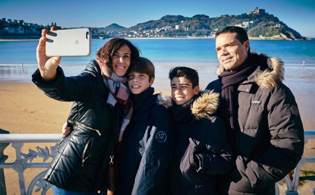 Galería. Una familia se fotografía en La Concha