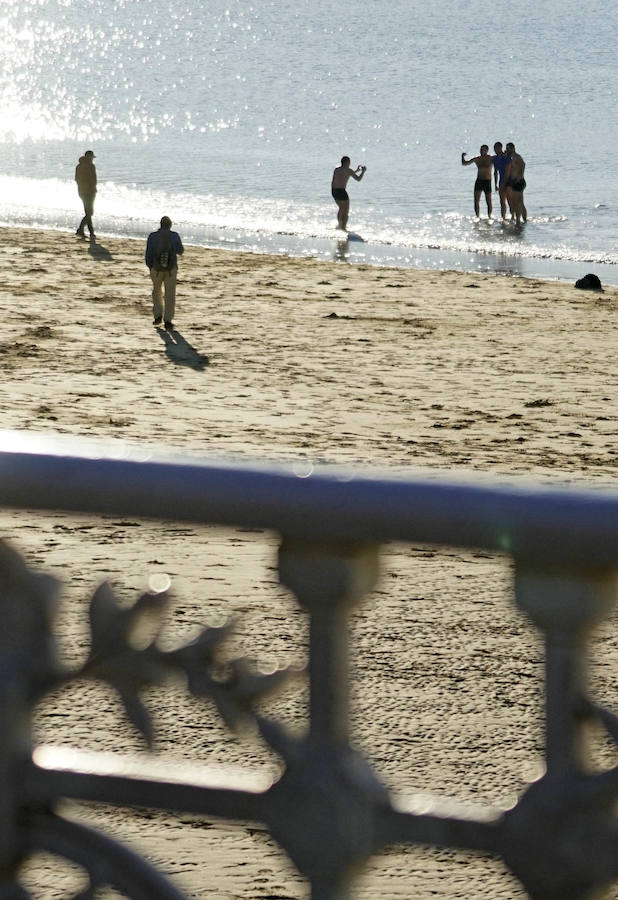 Varios hinchas del Zenit se han bañanado este miércoles en La Concha. Acostumbrados a que en San Petersburgo se encuentran estos días con temperaturas bajo cero seguro que el agua no les ha parecido tan fría.