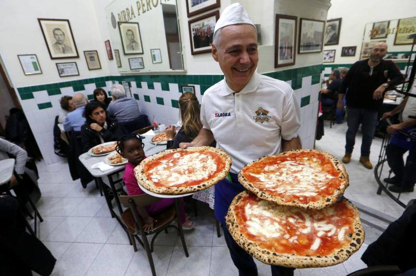 El arte de los pizzeros de Nápoles 'pizzaioli' ha sido reconocido como Patrimonio Cultural Inmaterial de la Humanidad por la Unesco, según anunció este jueves su Comité intergubernamental en la isla surcoreana de Jeju. 