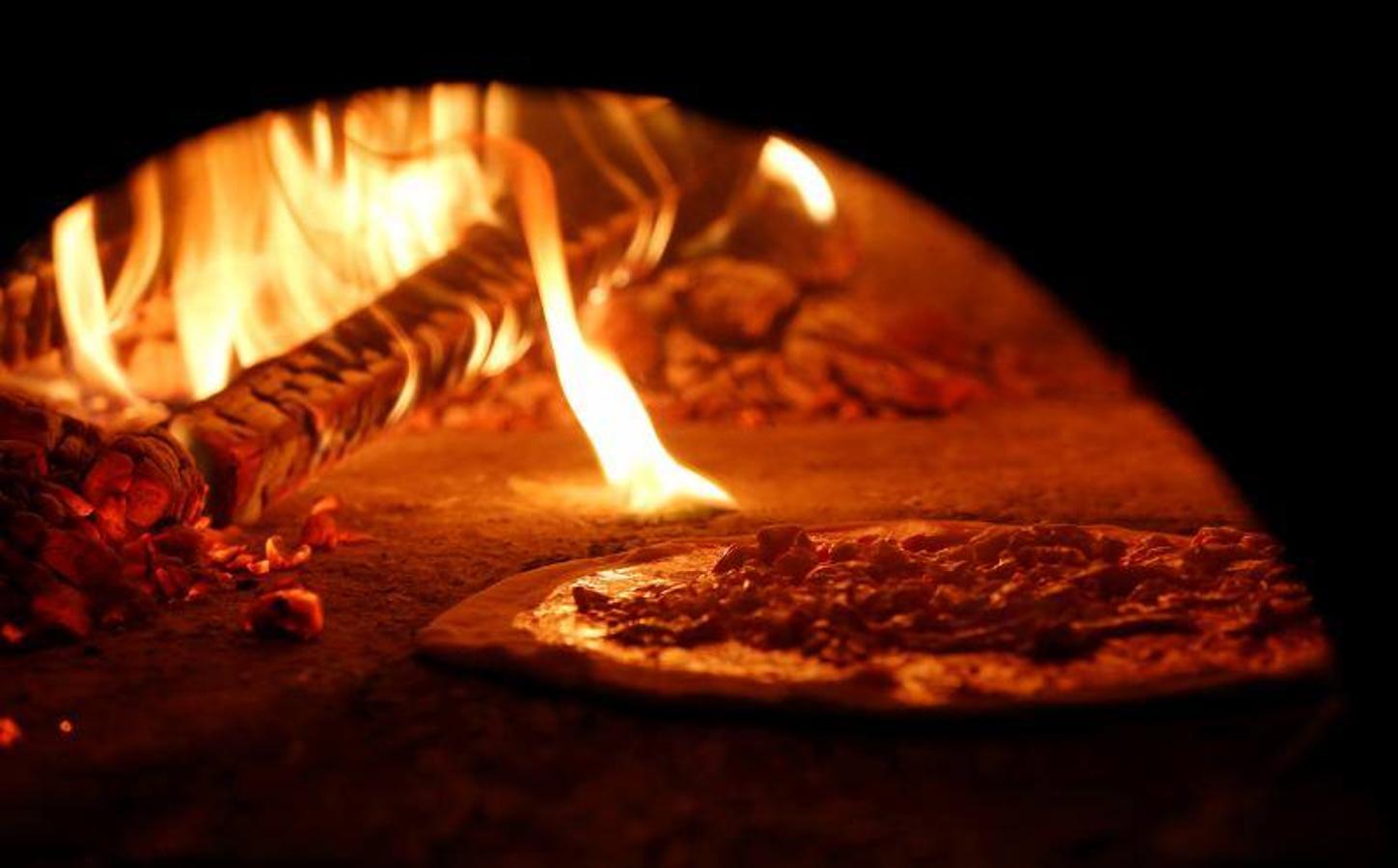 El arte de los pizzeros de Nápoles 'pizzaioli' ha sido reconocido como Patrimonio Cultural Inmaterial de la Humanidad por la Unesco, según anunció este jueves su Comité intergubernamental en la isla surcoreana de Jeju. 