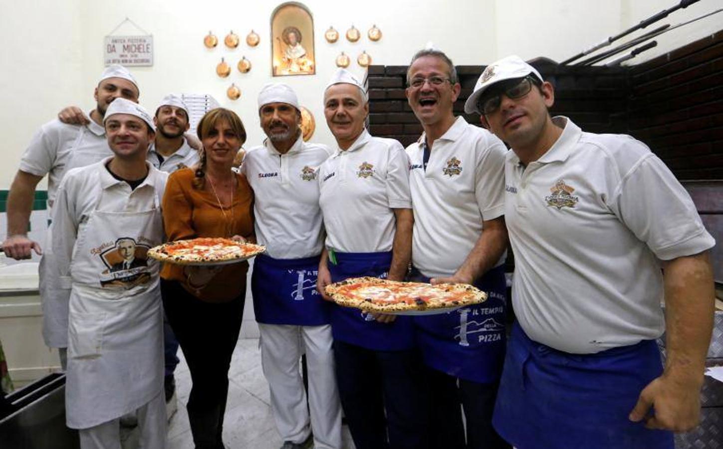 El arte de los pizzeros de Nápoles 'pizzaioli' ha sido reconocido como Patrimonio Cultural Inmaterial de la Humanidad por la Unesco, según anunció este jueves su Comité intergubernamental en la isla surcoreana de Jeju. 