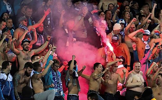 Galería. Bengalas lanzadas por algunos de los aficionados del Zenit presentes en Anoeta.