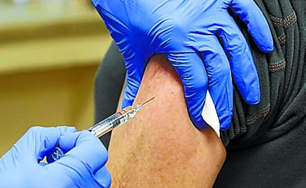 Un paciente recibe la vacuna.