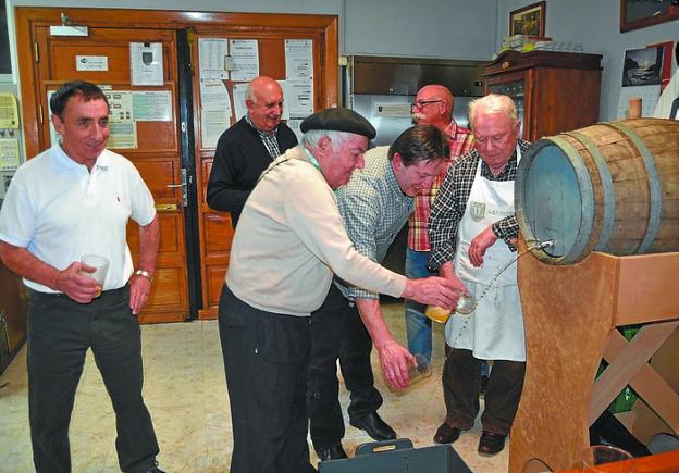 Primeras parejas clasificadas en el campeonato de mus de la Intza. Algunos de los asistentes a la Lasartearra probando la sidra.