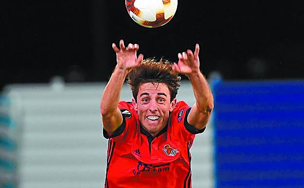 Intensidad. Odrizola saca de banda en busca de un compañero anoche en Anoeta.