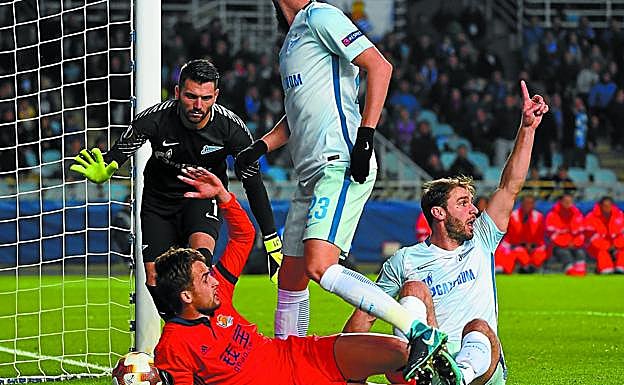 Januzaj protesta al árbitro desde el suelo en presencia de Ivanovic, Lodygin y Melvja anoche en Anoeta. 