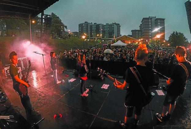 RepeRock. Los miembros de Ramoninos en el concierto que ofrecieron en Repélega.