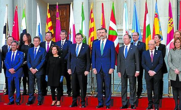 Rajoy, flanqueado por Sáenz de Santamaría y Felipe VI, presidió la Conferencia de Presidentes autonómicos en enero en Madrid, con la ausencia de Urkullu y Puigdemont.