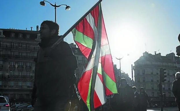 Un manifestante porta una ikurriña en la marcha de ayer. 