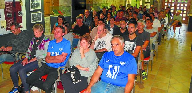 Se llenó el salón de actos de Ibarraundi museoa en la presentación de Julen Forniés. 