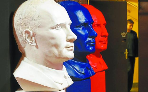 Tres bustos del presidente ruso en la exposición 'Superputin'. 