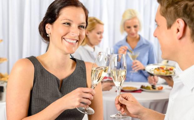 Dos personas brindan durante una celebración