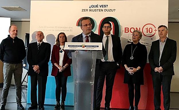 El consejero de Turismo, Comercio y Consumo, Alfredo Retortillo, ha presentado en Barakaldo la campaña de impulso al comercio local 