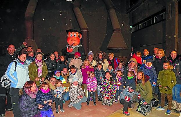 Familias de la asociación de personas sordas 'Aspasor' con personal de Lenbur y la intérprete de lengua de signos Estela Rebé.