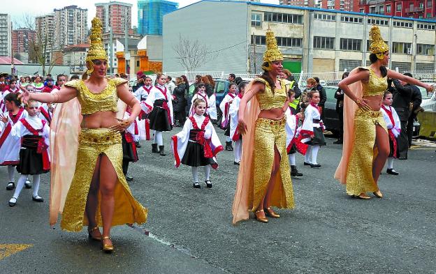 Desfile. Una de las comparsas de Carnaval bailando por las cercanías de la zona de carbones en Trintxerpe.